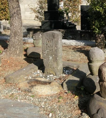 千鶴子の墓(羽生・建福寺)〔田山花袋記念文学館提供〕