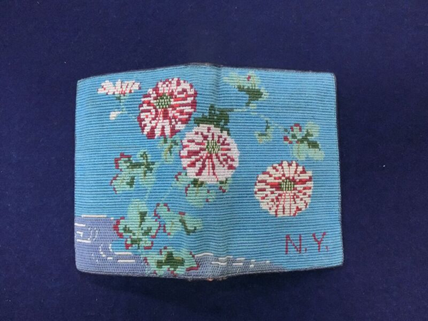 美知代が刺繍した財布(永代静雄の妹・山田のぶゑへのプレゼント)〔田山花袋記念文学館提供〕