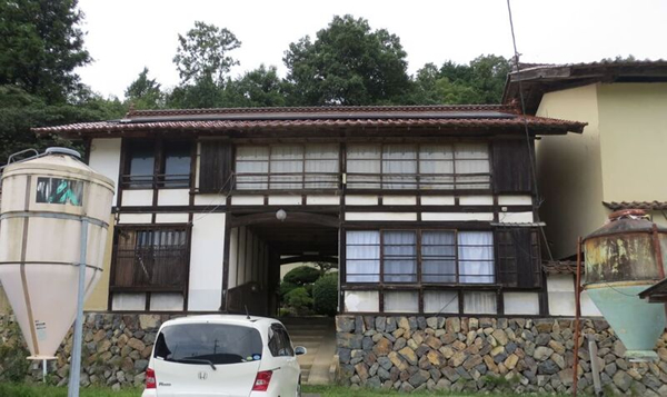 現在の八谷家の長屋門。美知代夫妻はこの長屋門の左側に一時期住まった。